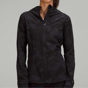 Lululemon Mist Over Windbreaker Jacket Size 8 EUC black camouflage print